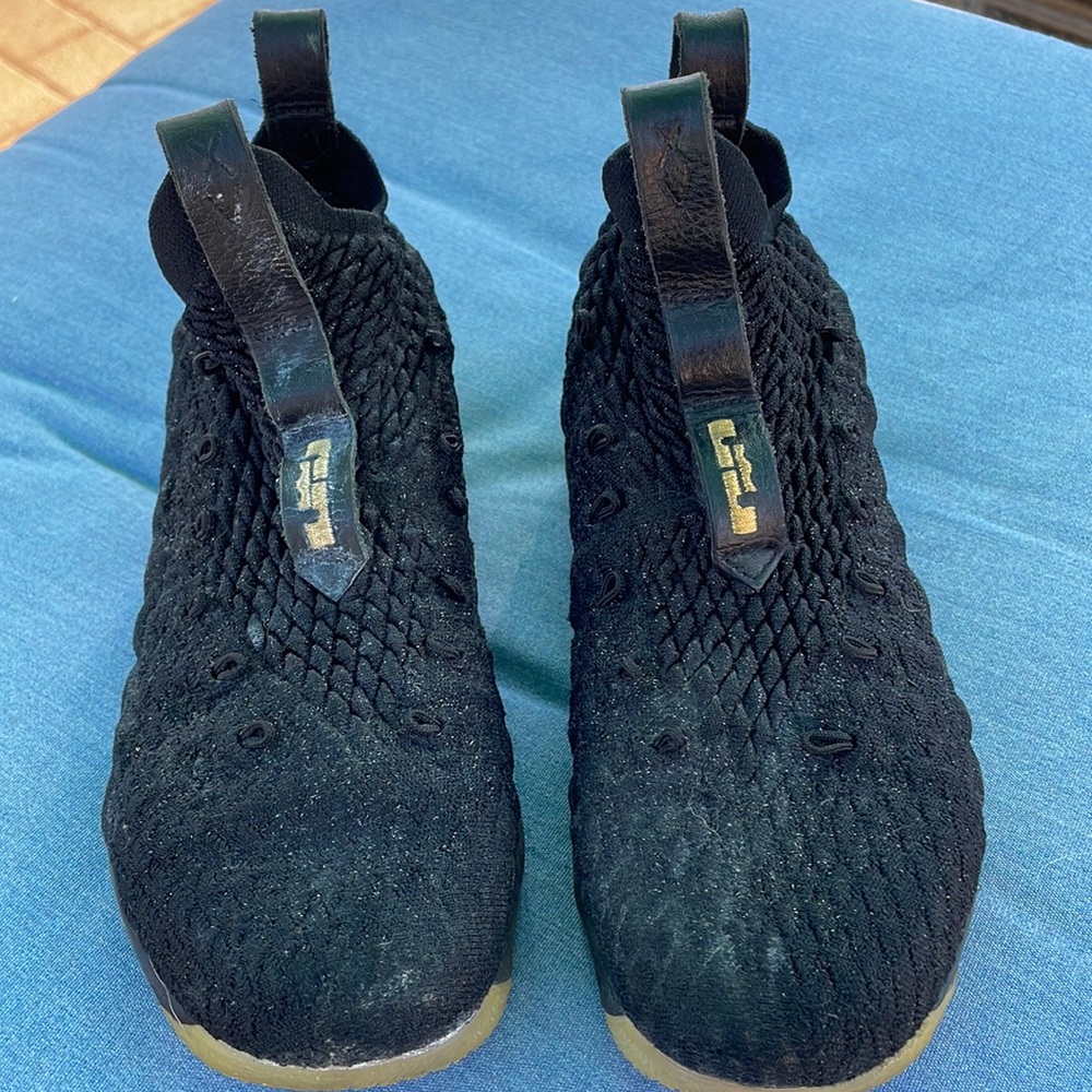 Nike LeBron 15 Black ‘Metallic Gold’ Size 6Y.  [922811-006]